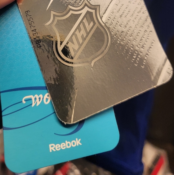 BNWT Women's Maple Leafs Jersey Sz Medium - Picture 3 of 8